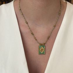 Collier scapulaire vert clair coeur