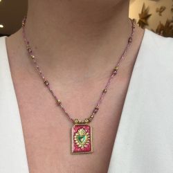 Collier scapulaire rose coeur vert