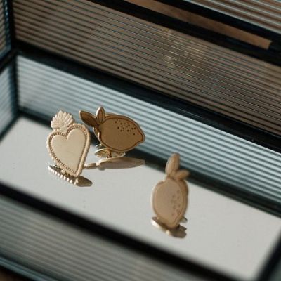 Poussières de rues - Pin's Ex-voto