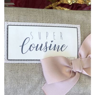 Cadeau Cousine - Pochette en lin brillant, noeud rose et texte "super Cousine"